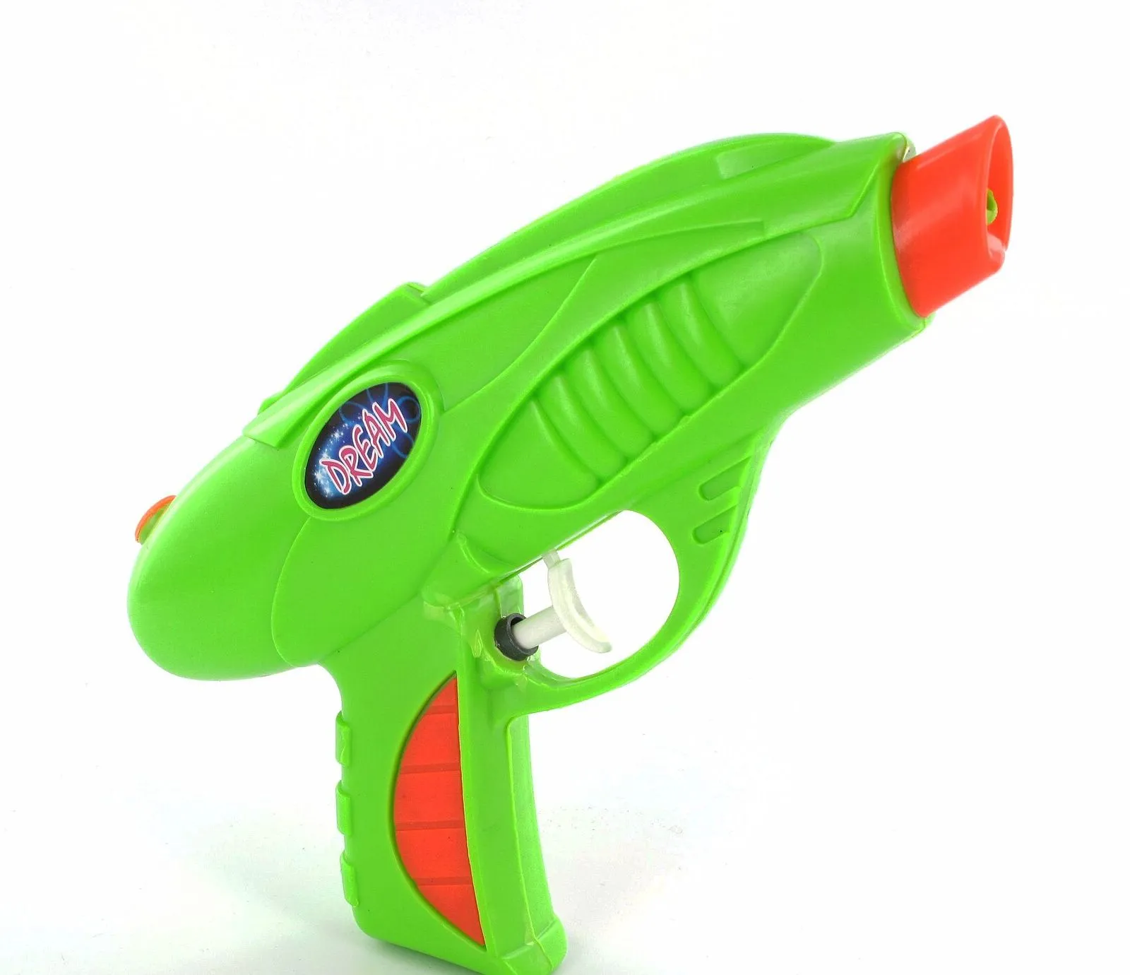 Pistolet à eau en plastique vert et orange, vu de profil sur un fond blanc